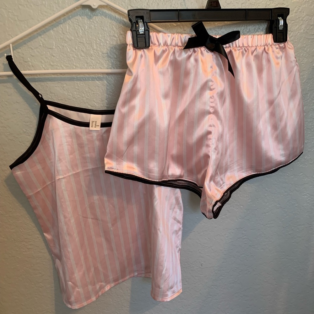 Silky pink and white PJ short set Size xsmall, but it runs like a medium size.